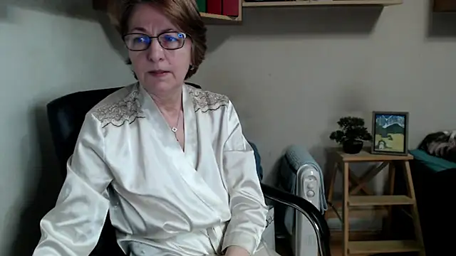 katemodel online show from March 31, 7:20 am