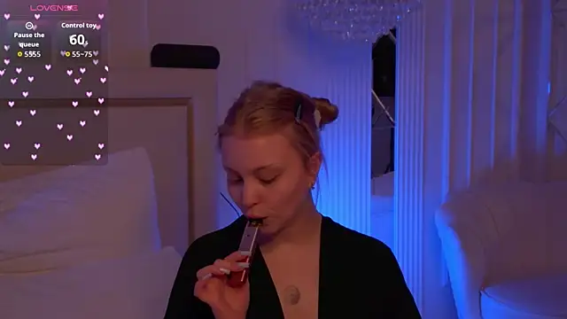 MollyHilton online show from April 9, 2:44 pm