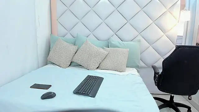 crystalstonee online show from June 14, 8:33 pm