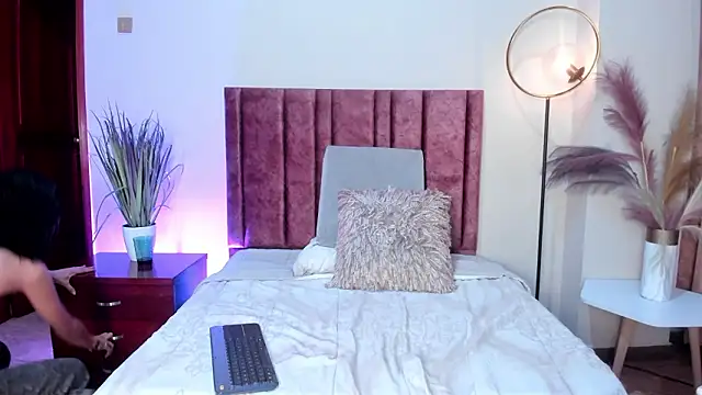 AylaStone online show from February 19, 6:15 pm