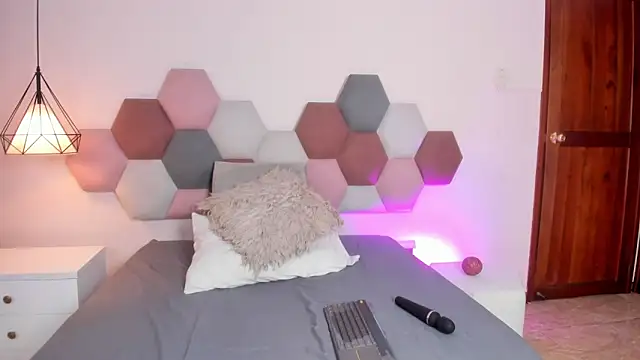 AnnaBroooks online show from March 31, 12:01 am