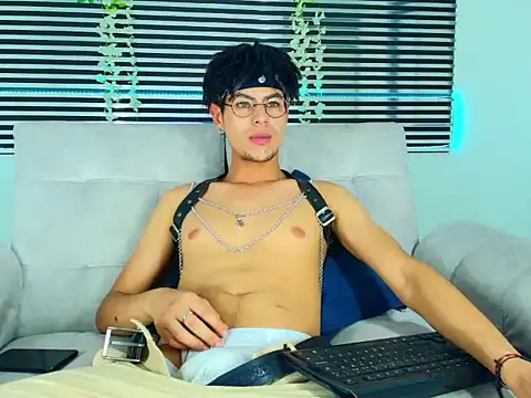 ThiiagoSaeenz online show from April 1, 4:35 am