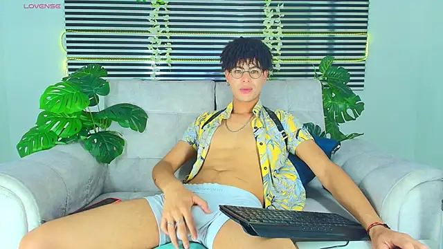 ThiiagoSaeenz online show from April 19, 9:17 pm