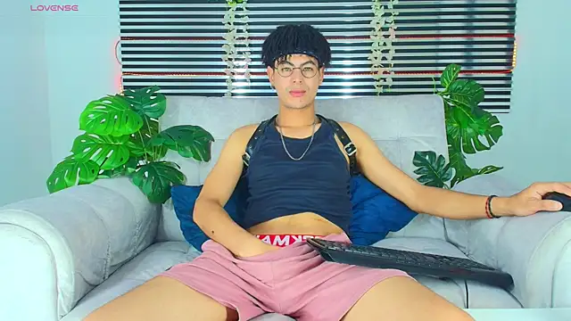 ThiiagoSaeenz online show from April 21, 5:28 pm