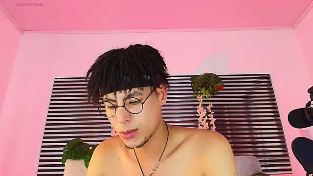 ThiiagoSaeenz online show from June 6, 3:44 am