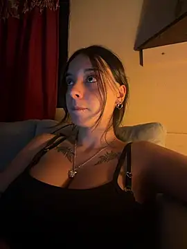 Snapshot of Sweetgirl44hott chatting on March 19, 3:21 am Sweetgirl44hott online show from March 19, 3:21 am