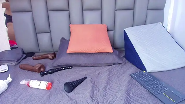 melany roberts  online show from April 18, 3:10 am