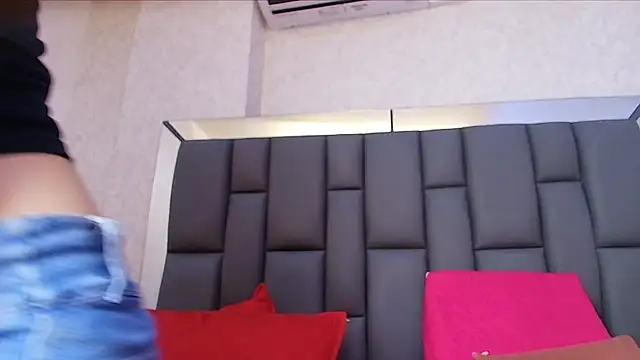 melany roberts  online show from April 22, 3:09 am