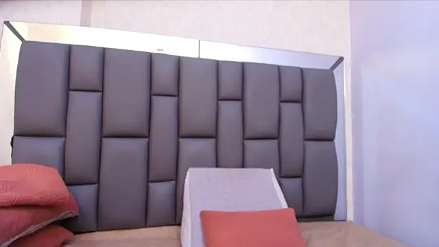 melany roberts  online show from April 25, 3:31 am