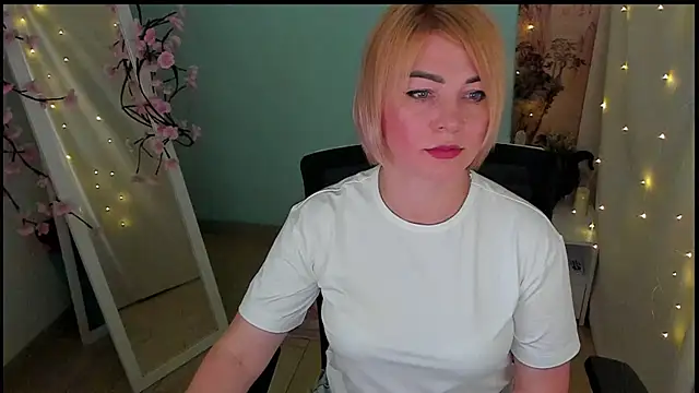CuttieEmma online show from June 19, 7:12 am