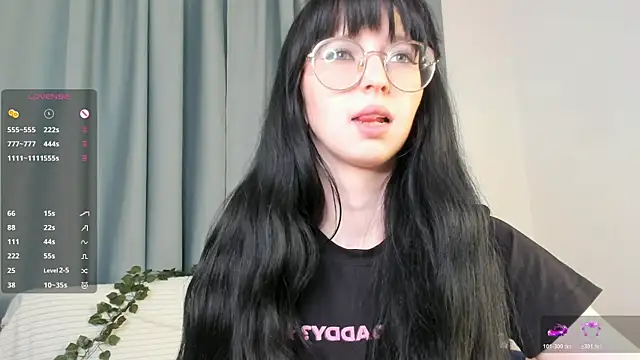 Snapshot of CosmicGleam chatting on June 4, 9:32 pm CosmicGleam online show from June 4, 9:32 pm
