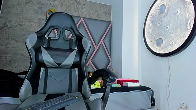 Emily-Queen03 online show from February 19, 11:39 am