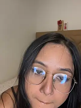 Lucianaaguzman online show from February 20, 1:57 am