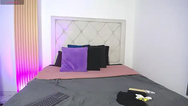 Luna Millers online show from April 22, 4:04 am