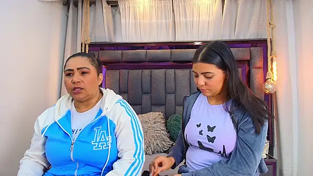 Karina Mendoza online show from April 21, 12:00 pm