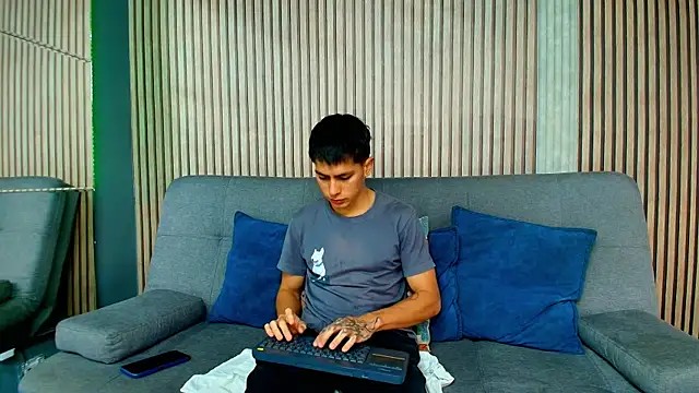 Snapshot of Aron_pulse chatting on February 24, 1:09 pm Aron pulse online show from February 24, 1:09 pm