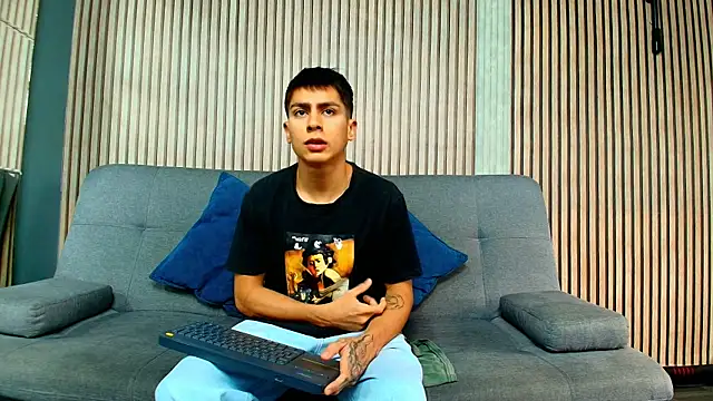 Snapshot of Aron_pulse chatting on March 4, 1:28 pm Aron pulse online show from March 4, 1:28 pm