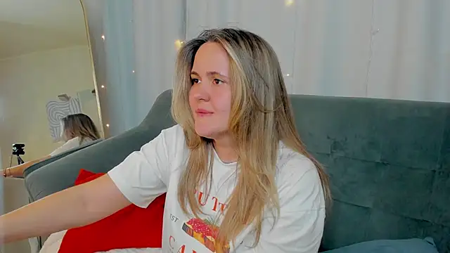 LilyBel online show from April 1, 1:41 pm