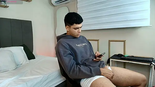 Snapshot of Keinner_BigDick chatting on July 24, 12:52 am Keinner BigDick online show from July 24, 12:52 am