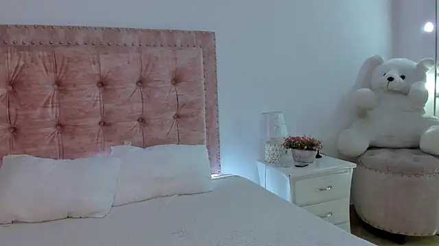 Jennifer Lee  online show from March 12, 8:48 pm