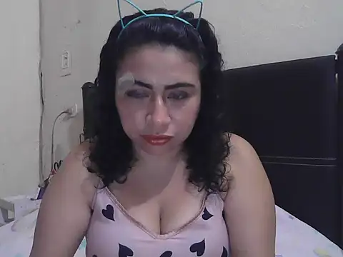 Snapshot of DalilahMx chatting on June 5, 4:19 am DalilahMx online show from June 5, 4:19 am