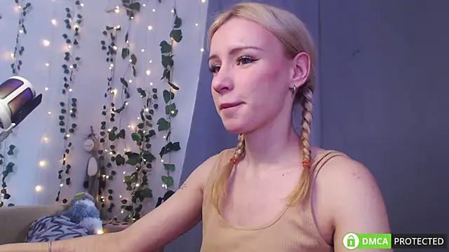 Mia  Jensen online show from April 15, 11:28 am