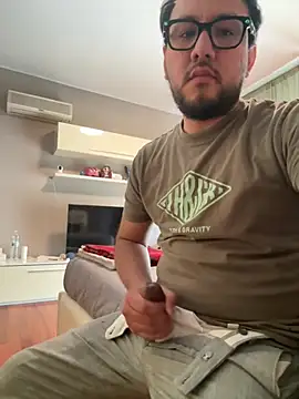 latinocalientehot online show from April 26, 1:42 pm