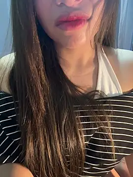 QuynhAnh 2k1 online show from March 8, 7:56 am