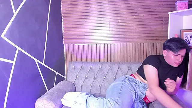 noahWolff  online show from February 12, 5:13 am