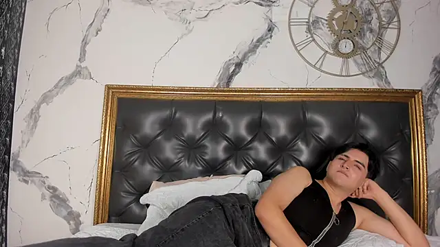 noahWolff  online show from February 13, 5:03 am