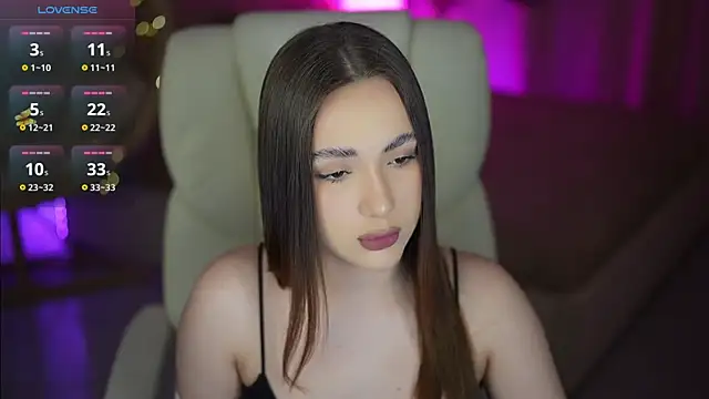 OliviaMoore  online show from April 19, 7:05 pm