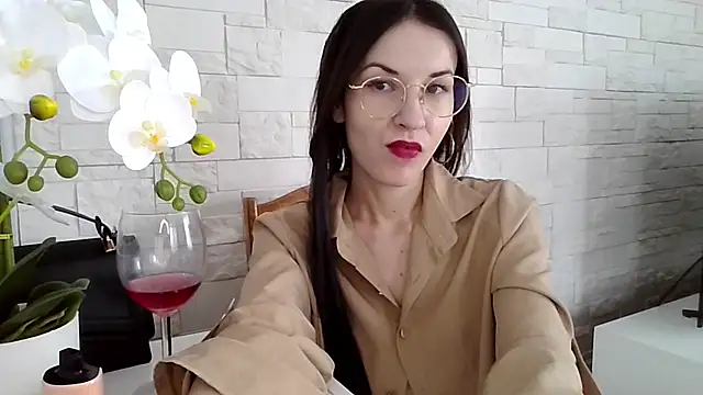 JuliaLovely online show from April 10, 2:00 pm