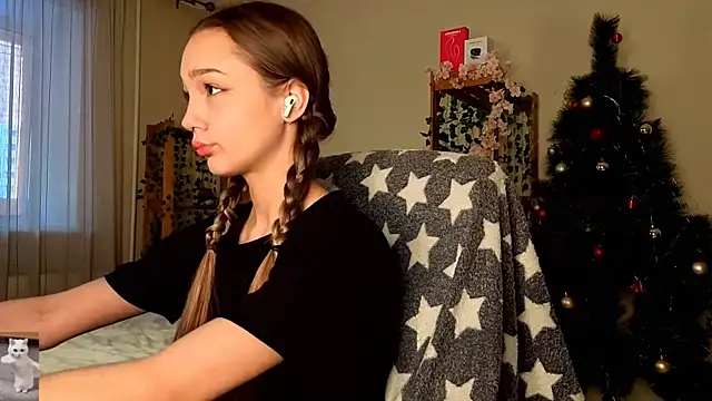 HoneyComfy online show from February 11, 11:04 am