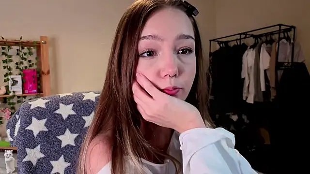 Snapshot of HoneyComfy chatting on April 14, 2:23 pm HoneyComfy online show from April 14, 2:23 pm