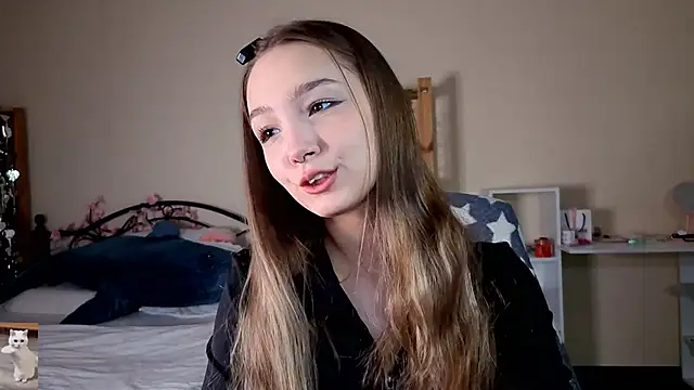 Snapshot of HoneyComfy chatting on April 19, 2:16 pm HoneyComfy online show from April 19, 2:16 pm