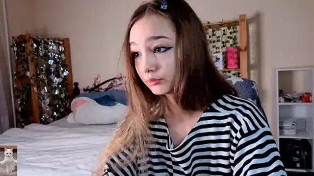 Snapshot of HoneyComfy chatting on April 23, 2:19 pm HoneyComfy online show from April 23, 2:19 pm