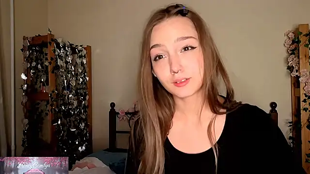 Snapshot of HoneyComfy chatting on May 11, 4:04 pm HoneyComfy online show from May 11, 4:04 pm