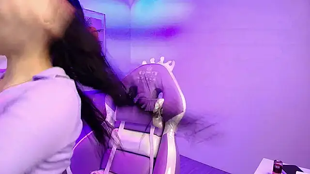 Maddie T18 online show from February 10, 11:25 am