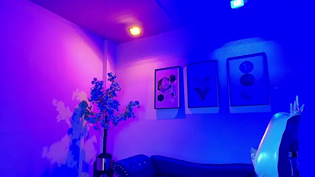 Maddie T18 online show from March 9, 1:15 pm