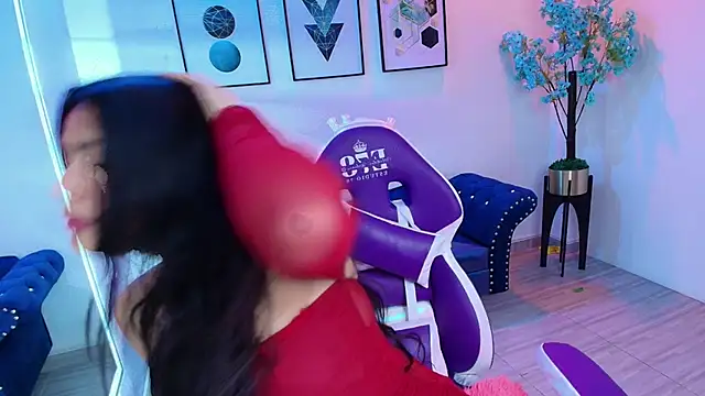 Maddie T18 online show from April 18, 12:09 pm