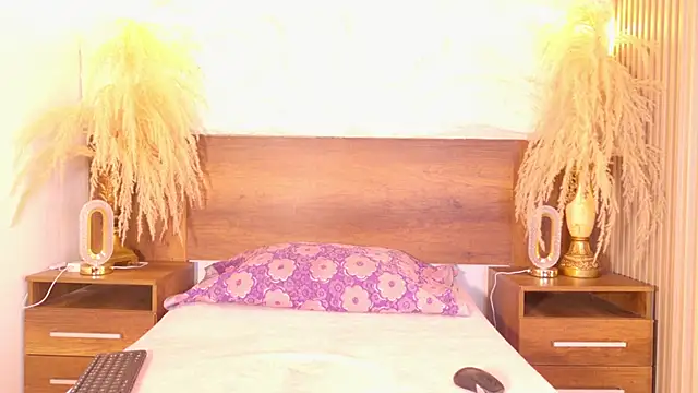 mollyjackson  online show from April 19, 12:59 pm