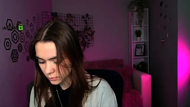 laurenmurrr online show from April 19, 9:30 am