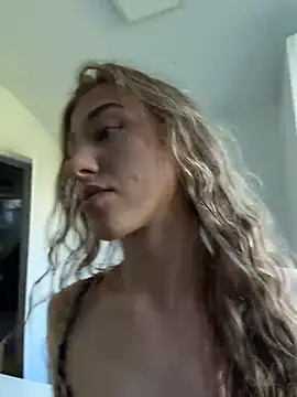 Snapshot of romyxxs chatting on May 7, 4:12 pm romyxxs online show from May 7, 4:12 pm