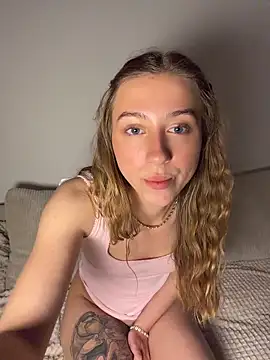 Snapshot of romyxxs chatting on May 8, 8:47 pm romyxxs online show from May 8, 8:47 pm