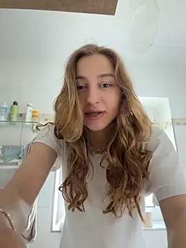 Snapshot of romyxxs chatting on May 17, 8:55 am romyxxs online show from May 17, 8:55 am