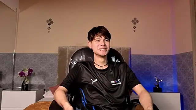 Snapshot of Derek_Sinn chatting on February 11, 8:03 pm Derek Sinn online show from February 11, 8:03 pm