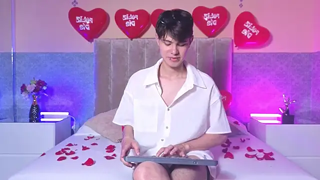 Snapshot of Derek_Sinn chatting on February 14, 9:11 pm Derek Sinn online show from February 14, 9:11 pm