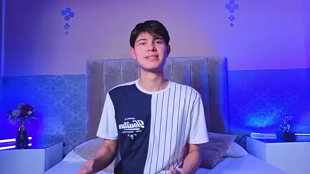 Snapshot of Derek_Sinn chatting on February 23, 8:06 pm Derek Sinn online show from February 23, 8:06 pm