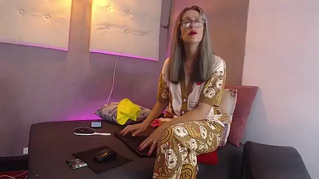 laurasofia45 online show from March 13, 3:51 pm