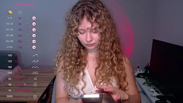 Snapshot of Milounee chatting on June 14, 7:43 am Milounee online show from June 14, 7:43 am